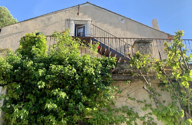 Charming gîte in a 17th century farmhouse, swimming pool, near Avignon Ventoux