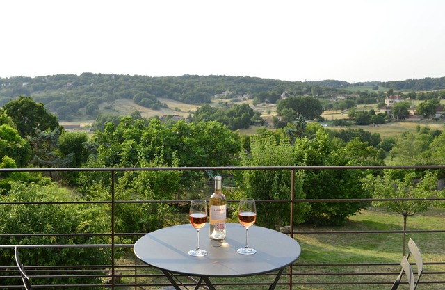 CHARMING GÎTE WITH PRIVATE POOL AND POOL HOUSE