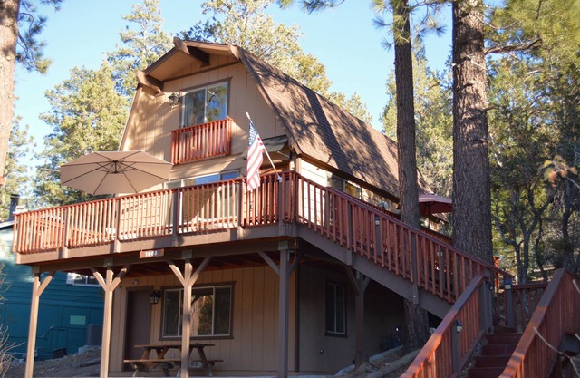 Charming Gambrel Cabin, Renovated, View Deck w/firepit, BBQ, large lot, peaceful