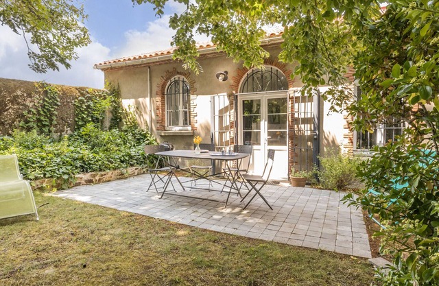 Charming Garden Cottage Between Nantes & Jade Coast - WiFi, Free Parking, Pet Friendly