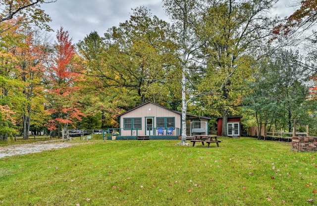 Charming Gladwin Family Cottage - Indian Lake