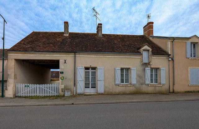 Charming Ground-Floor Cottage in Brenne with Enclosed Courtyard, Near Fishing and Birdwatching Spots