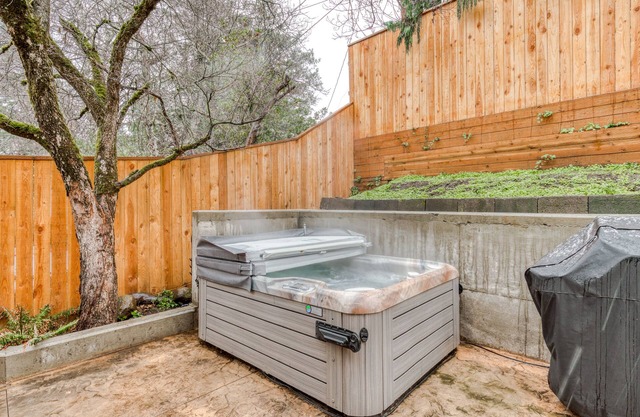 Charming guest suite in the heart of downtown with hot tub & large patio