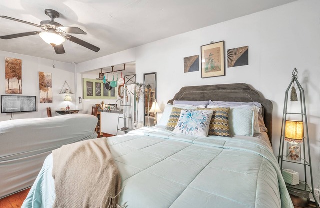 Charming Guesthouse in Heart of Waxahachie w/Dedicated Entry & Private Parking