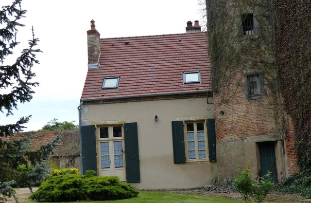 Charming house with fireplace and garden in Dompierre-sur-Besbre