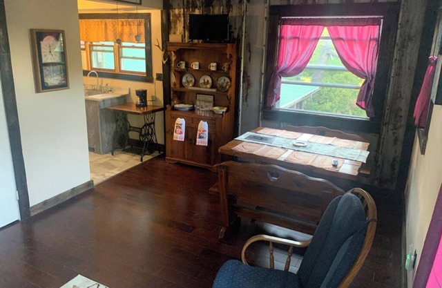 Charming Hideaway suite in the heart of the PA Grand Canyon with AC, WiFi
