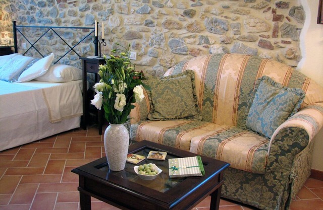 Charming hilltop cottage in Tuscany with fireplace