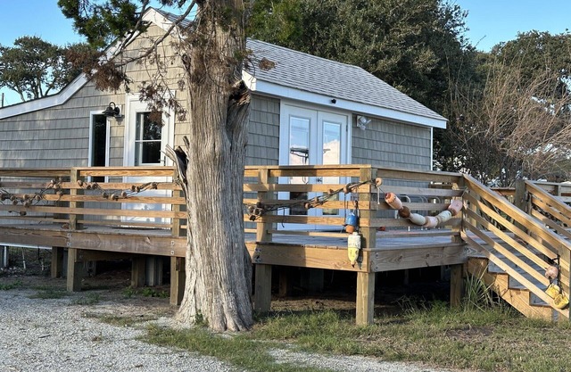 Charming Historic Cottage with Private Waterfront on Core Sound -Pet Friendly