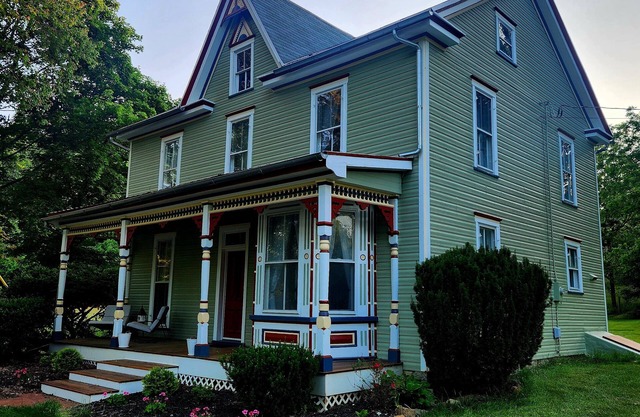 Charming Historic Victorian 4 bedroom guesthouse in Rohrersville with WiFi, AC