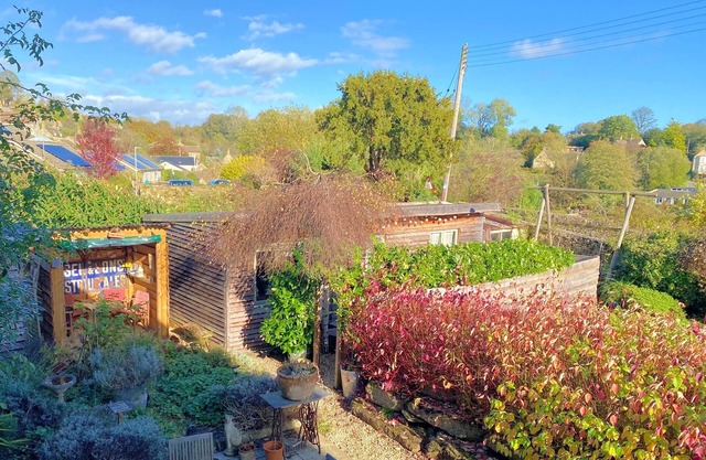 Charming holiday home in the lovely Cotswold hillside village of France Lynch.