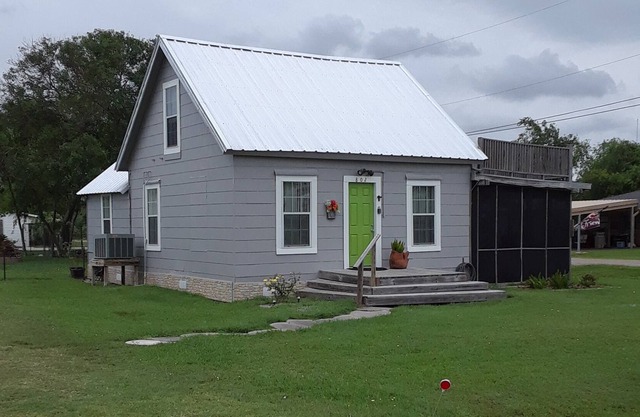 Charming home 2 blocks from waterfront