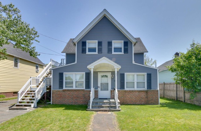 Charming Home ~ 6 Mi to Downtown New Haven!
