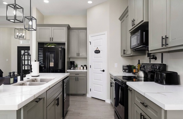 Charming Home w/Private Pool Fenced backyard Wi-Fi