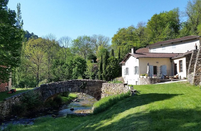 Charming house and small paradise of greenery