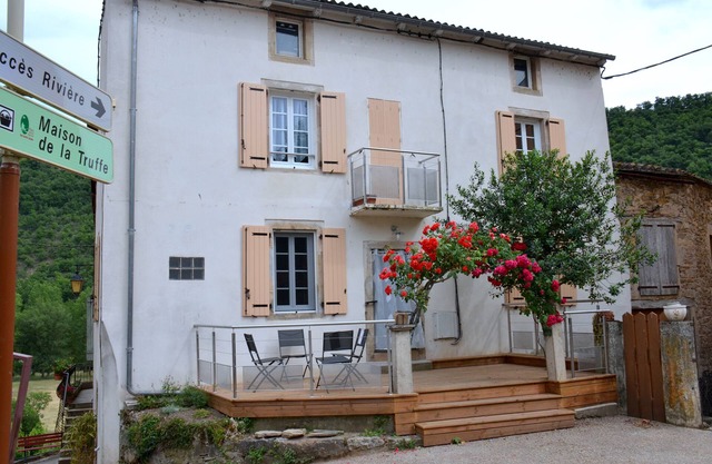 Charming house, charming village "Comprégnac, Peyre, Millau" near the river