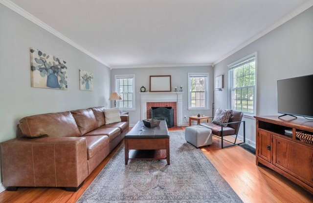 Charming House in Central Champaign Near Local Bakery