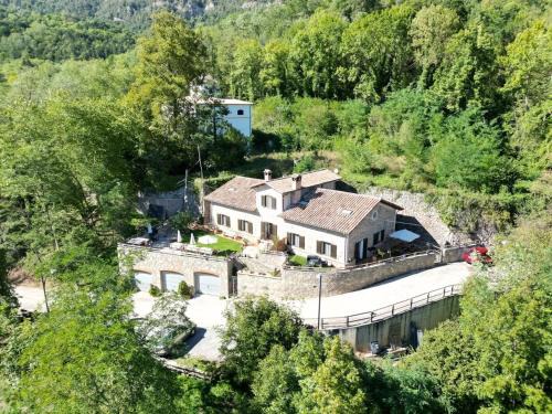 Charming House in Ogassa, Perfect for 10 Guests