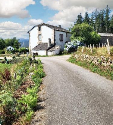Charming house in Ourol with mountain view, large garden.