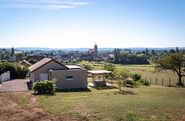 Charming house with pool, WiFi, and pets allowed