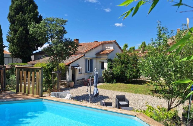 Charming house with garden and pool in a Provencal village