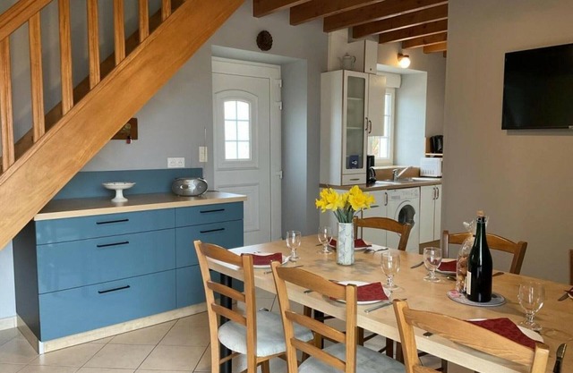 Charming house with terrace, closed garden, pet-friendly, Wifi, near Valognes