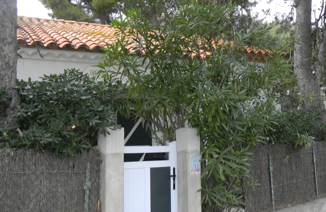 Charming house with garden, close to the beach and away from the cliff.