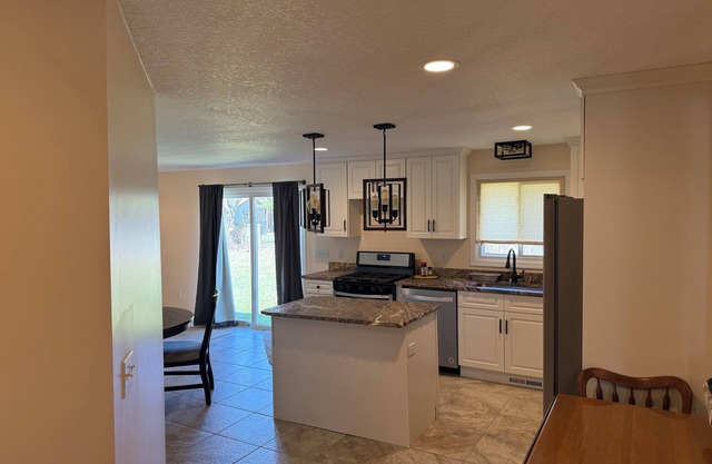 Charming lake home with 3-bedroom house in Pleasant Lake Milton