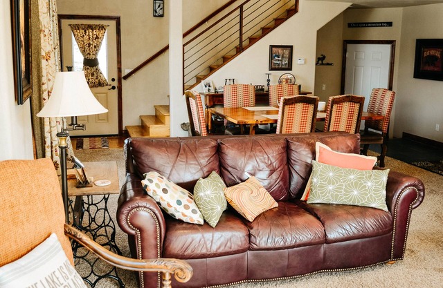 Charming lake house with spectacular views of Sweetwater Lake!