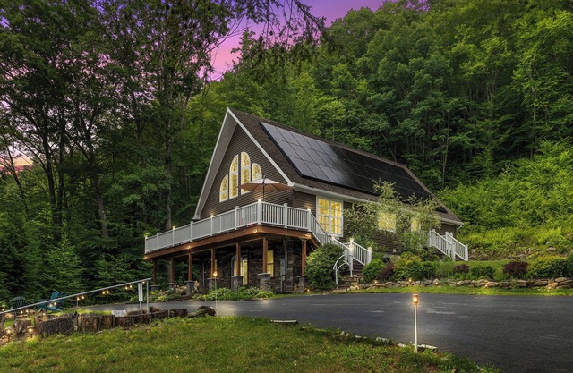 Charming Lake Side Retreat- 3 bed/3 bath Chalet- Pet Friendly