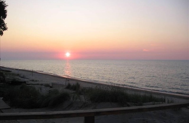 Charming Lakefront Cottage in Indiana Dunes