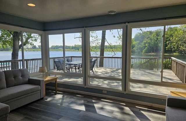 Charming Lakefront Retreat with Sandy Beach – Perfect Getaway