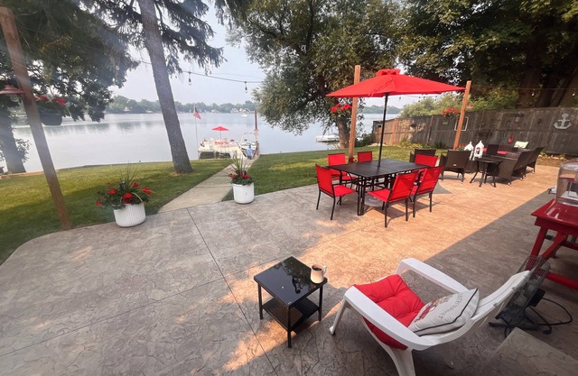 Charming Lakehouse with 4-bedrooms and fitness room.