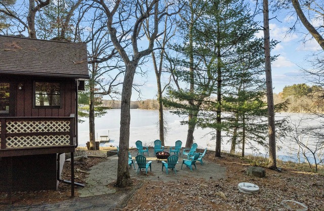 Charming Lakeside Escape on Peaceful Nature Lake