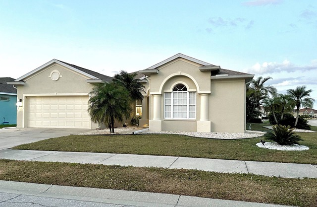 Charming Lakeview Home, Heated Saltwater Pool, WiFi, AC, All Brand New Furniture