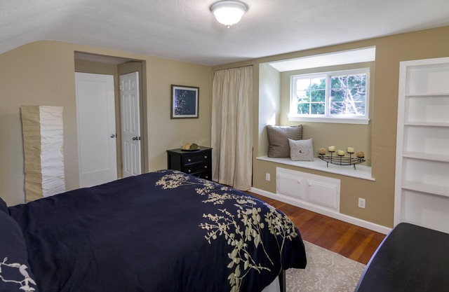 Charming large 1-bedroom in Prime Silicon Valley location w/Pvt Bath
