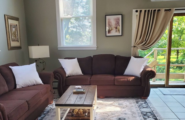 Charming, Large, 2-bedroom apartment with AC, and fast WIFI. Self-Check In.