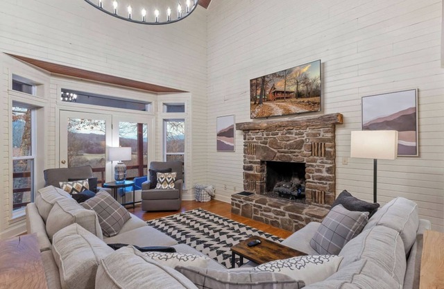 Charming Large Farm House/Hot Tub & Game Room