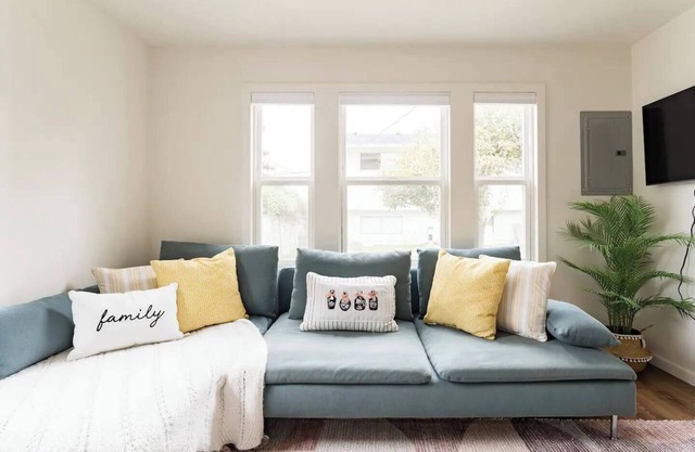 Charming light-filled cottage near airport & DT