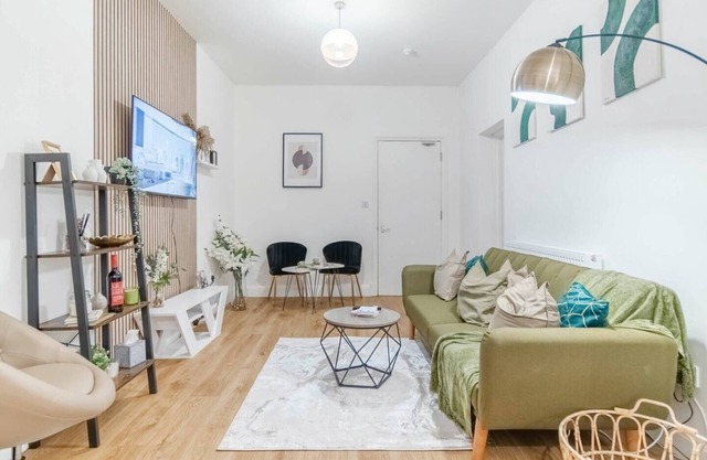 Charming London Flat Near Wembley + Parks | Garden