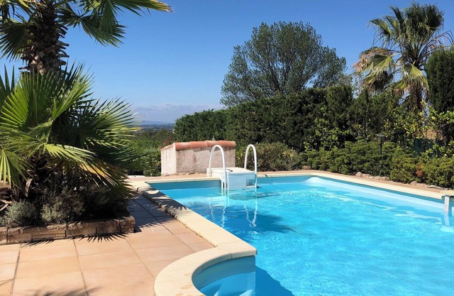 Charming, luxury 2-bedroom apartment with WiFi & private swimming pool in Oupia.