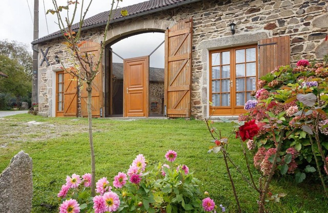 Charming Mountain Cottage with Terrace, BBQ, and Nearby Stream - Pet Friendly