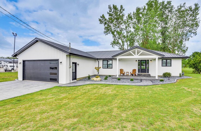 Charming Middlebury Retreat w/Patio & Fire Pit