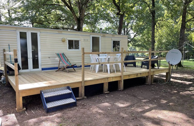 Charming Mobile Home with swimming pool in Saint Bonnet Troncais.
