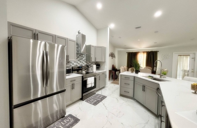 Charming & Modern 4-bedroom 2-bathroom in brilliant Palm Bay