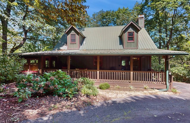 Charming mountain cabin with scenic views and modern comforts