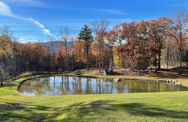 Charming Mountain Retreat w Hot Tub
