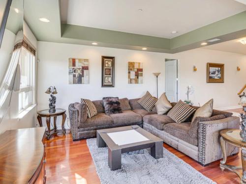 Charming Mountain Retreat in enjoyable Newbury Park with AC, WiFi