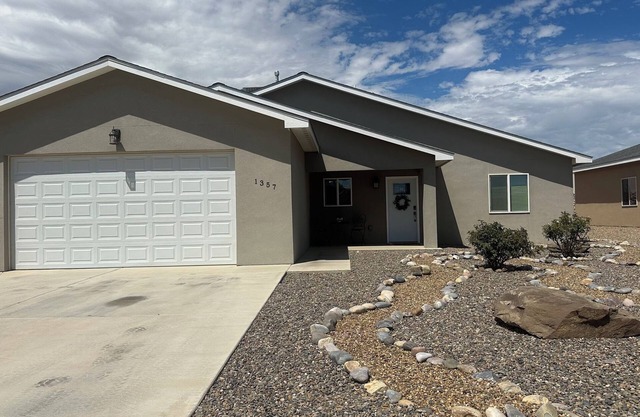 Charming newer 3-bedroom house in Farmington with Refrigerated AC, WiFi