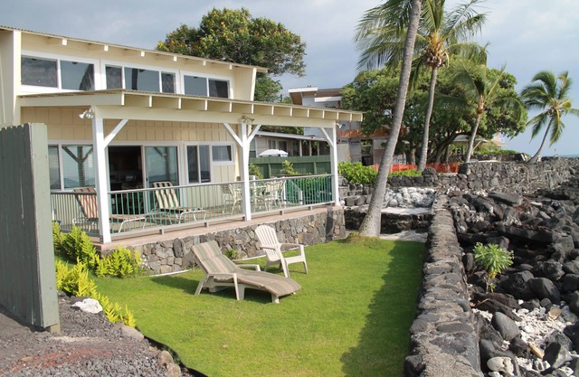 Charming Oceanfront Cottage in Beautiful Historic Kailua-Kona Village