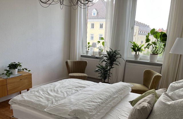 Charming old-style apartment with south-facing balcony in a popular residential area
